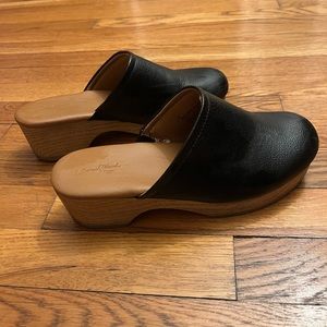 Black and brown “wood” clogs!!
